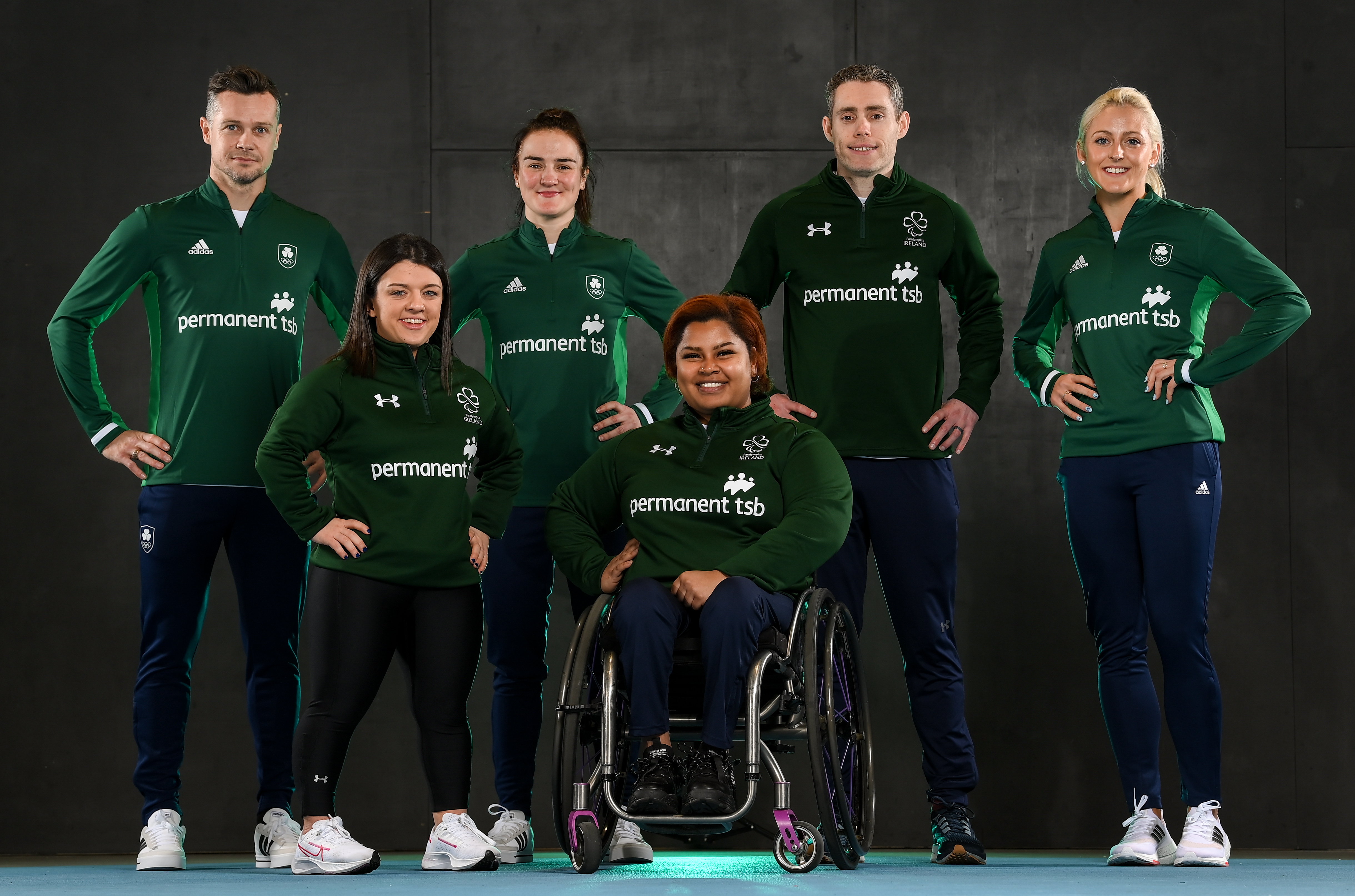6 members from the Paralympics and Olympics teams in uniform 